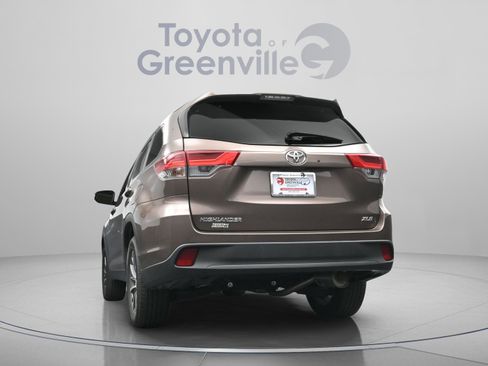 Used 2019 Toyota Highlander XLE image 12