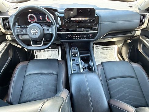 Used 2025 Nissan Pathfinder Platinum FWD image 16