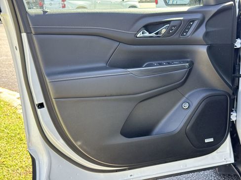 Used 2023 GMC Acadia SLT w/ Technology Package image 14