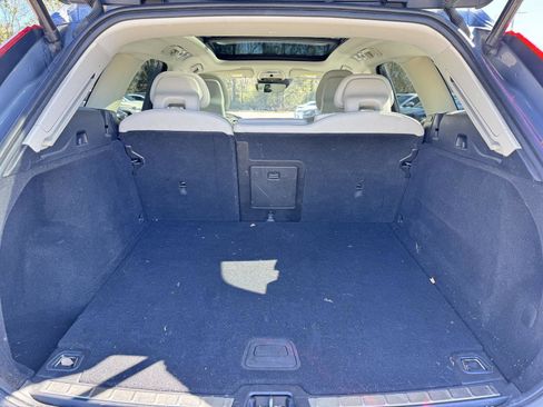 Used 2018 Volvo XC60 T5 Momentum w/ Vision Package image 24