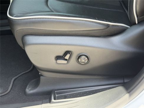 Used 2025 Chrysler Pacifica Limited FWD image 13