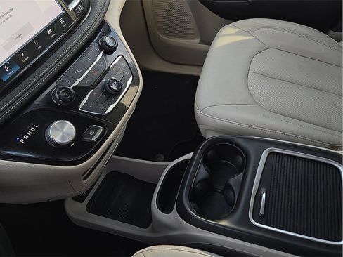 Used 2021 Chrysler Pacifica Touring-L image 20