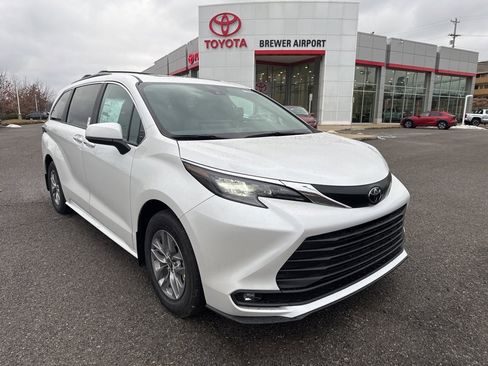 New 2026 Toyota Sienna XLE image 2
