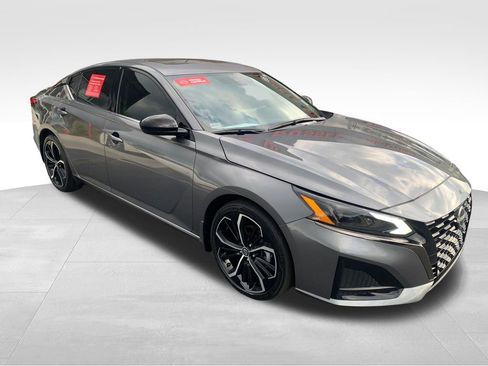 Used 2024 Nissan Altima 2.5 SR w/ SR Premium Package FWD image 8