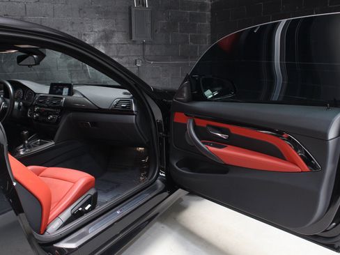 Used 2018 BMW M4 Coupe w/ Competition Package RWD image 36
