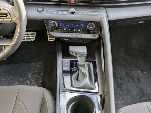 Used 2025 Hyundai Elantra SEL image 17