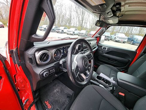 Used 2018 Jeep Wrangler Unlimited Sahara image 14