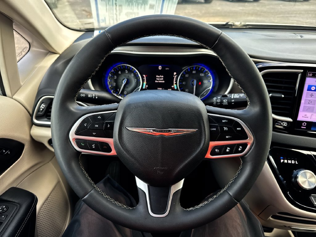 Used 2024 Chrysler Pacifica Touring-L FWD image 14