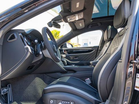 Used 2025 Bentley Flying Spur Plug-In Hybrid image 23