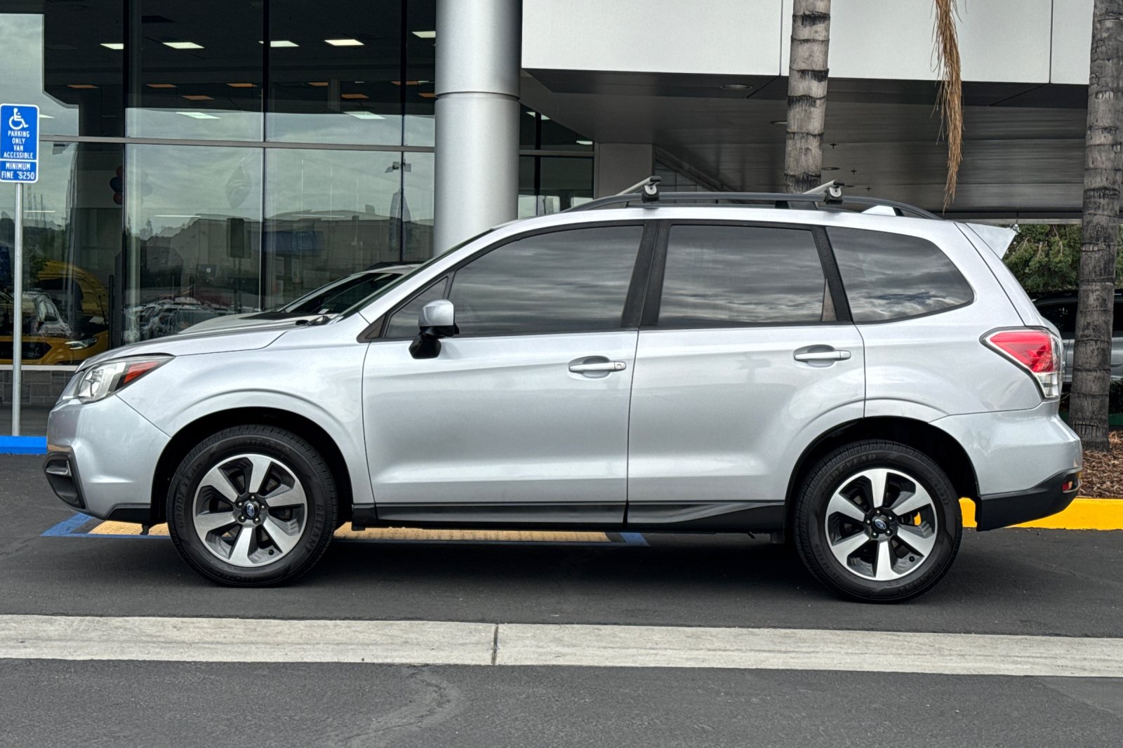Used 2017 Subaru Forester 2.5i Premium w/ Popular Package #2A AWD/4WD image 7