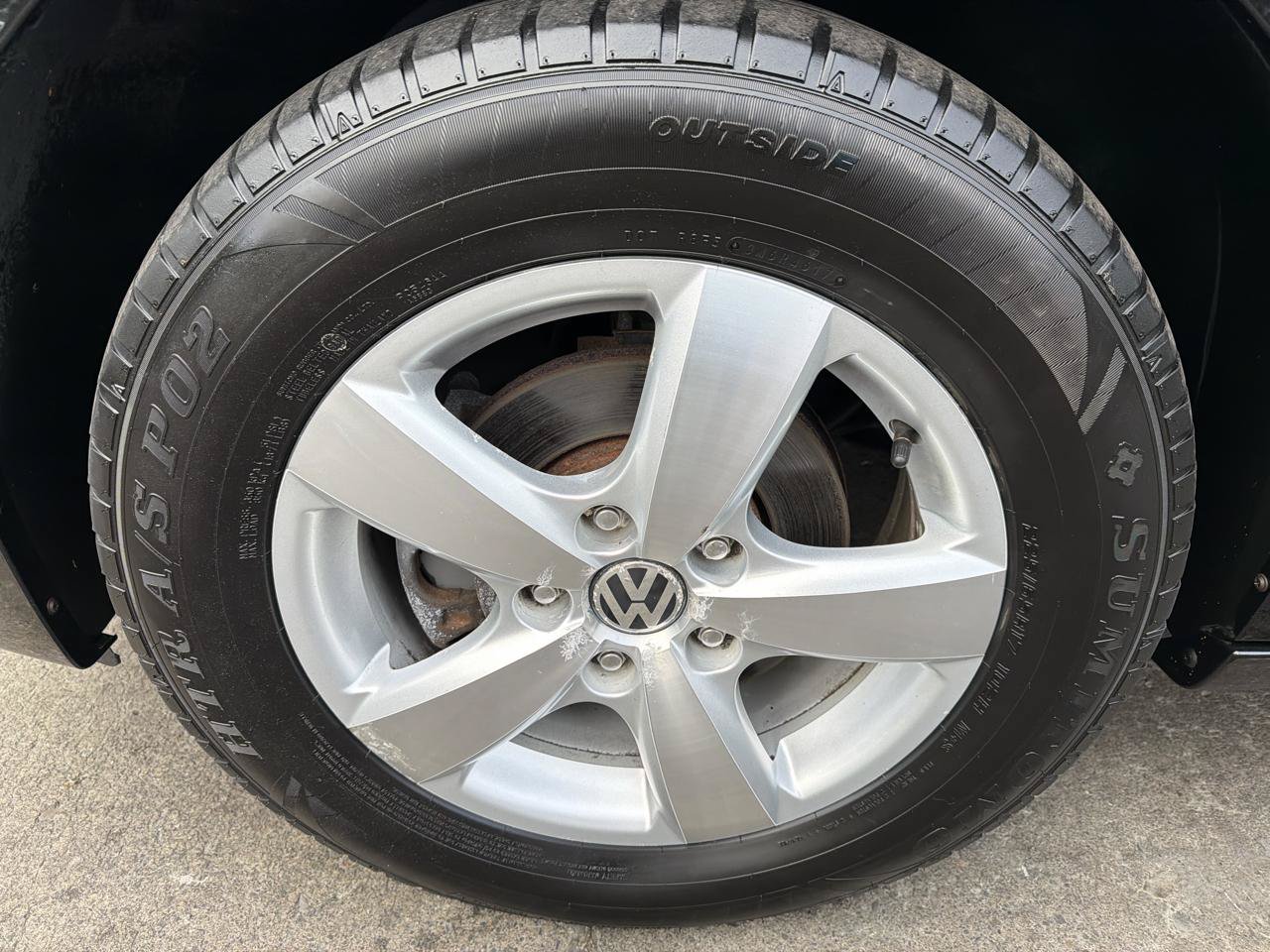 Used 2011 Volkswagen Routan SE FWD image 23