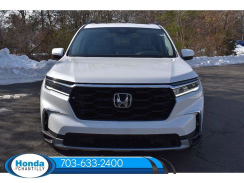 New 2025 Honda Pilot Touring image 2