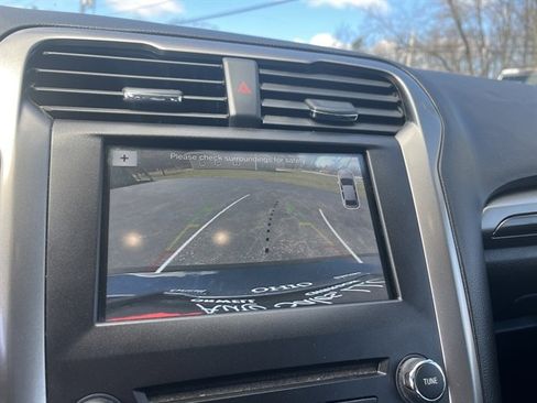 Used 2017 Ford Fusion SE w/ Fusion SE Technology Package image 26