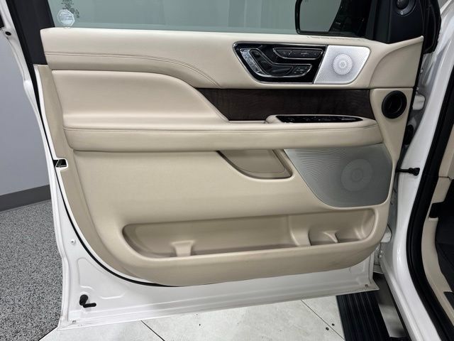 Used 2019 Lincoln Navigator L Reserve AWD/4WD image 12