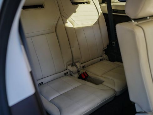 Used 2019 Land Rover Discovery HSE image 27