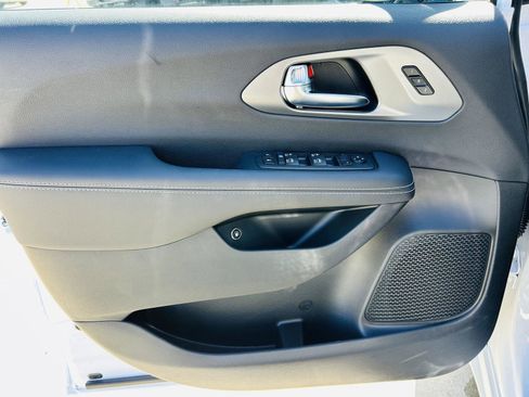 New 2026 Chrysler Pacifica Select w/ Quick Order Package 2EV image 14