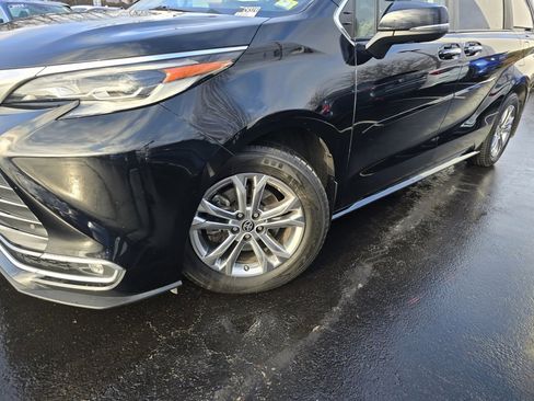 Certified 2022 Toyota Sienna Platinum image 2