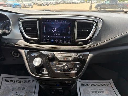 Used 2018 Chrysler Pacifica Limited w/ S Appearance Package FWD image 27