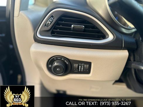 Used 2024 Chrysler Pacifica Touring-L image 25