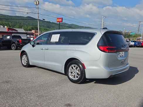 Used 2024 Chrysler Pacifica Touring-L FWD image 5
