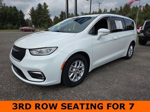 Used 2022 Chrysler Pacifica Touring-L image 4