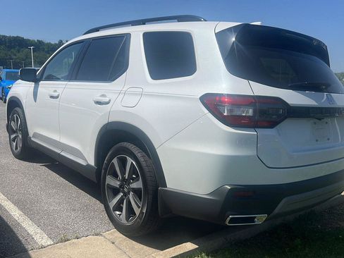 Used 2023 Honda Pilot Touring image 2