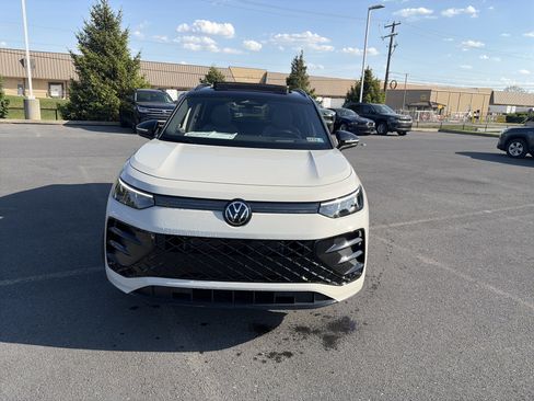 New 2026 Volkswagen Tiguan SE R-Line AWD/4WD image 2