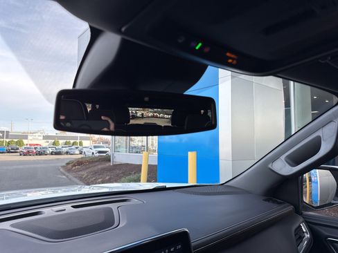 Used 2023 Chevrolet Suburban Premier image 32