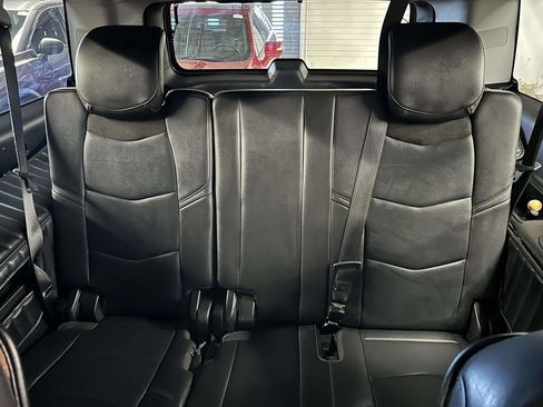 Used 2020 Cadillac Escalade ESV Luxury AWD/4WD image 16