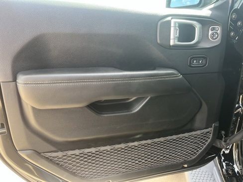 Used 2019 Jeep Wrangler Unlimited Sahara image 12