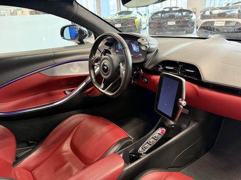 Used 2023 McLaren Artura image 21