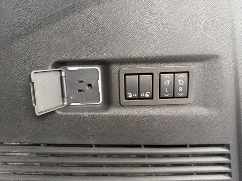 Used 2024 GMC Yukon XL SLT w/ SLT Luxury Package RWD image 25