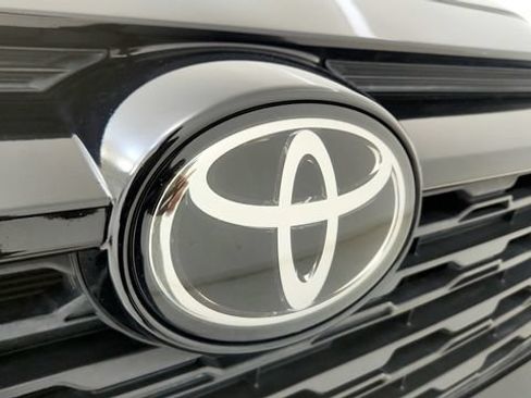 Used 2022 Toyota RAV4 LE FWD image 31