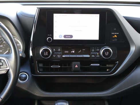 Used 2024 Toyota Highlander LE image 16