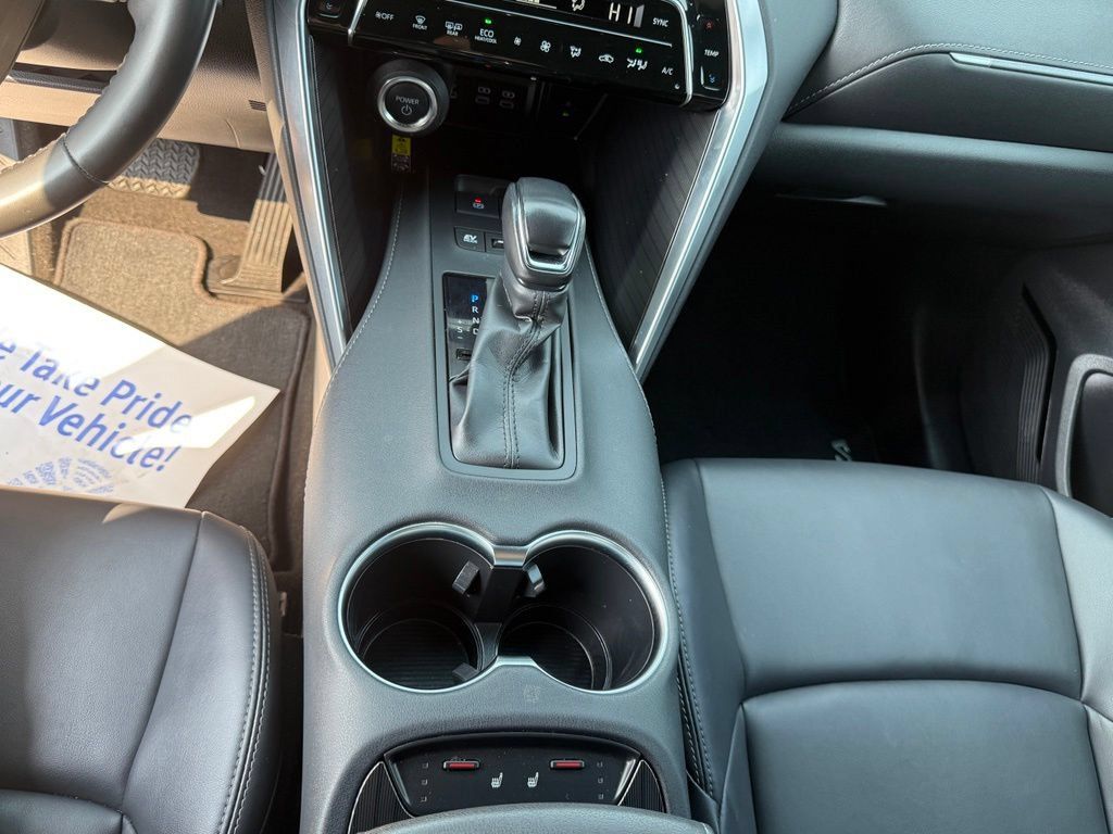 Used 2024 Toyota Venza XLE AWD/4WD image 14