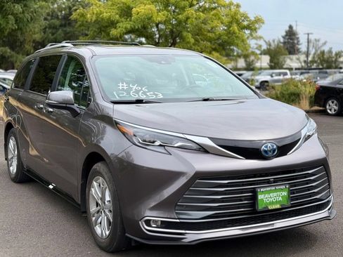 Used 2024 Toyota Sienna Platinum AWD/4WD image 7