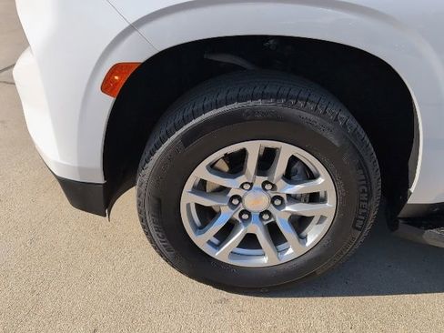 Used 2024 Chevrolet Suburban LT image 3