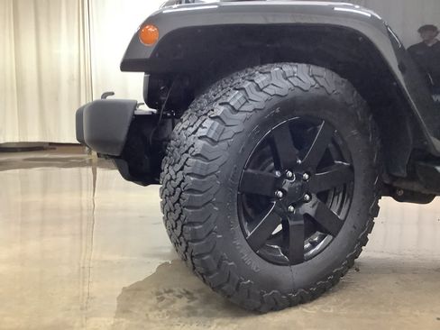 Used 2014 Jeep Wrangler Unlimited Sahara AWD/4WD image 22