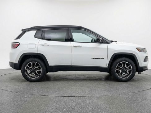Used 2025 Jeep Compass Trailhawk image 11