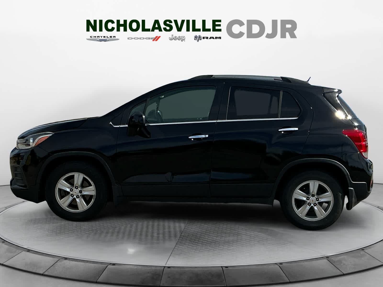 Used 2019 Chevrolet Trax LT w/ LT Convenience Package FWD image 2