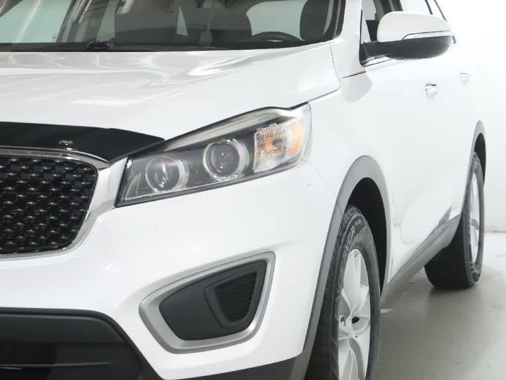 Used 2017 Kia Sorento FWD image 4