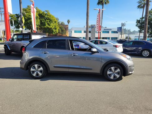 Used 2018 Kia Niro LX image 4