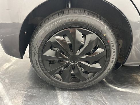 Used 2017 Toyota Yaris L image 29