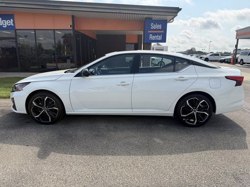 Used 2025 Nissan Altima 2.5 SR w/ SR Premium Package FWD image 2