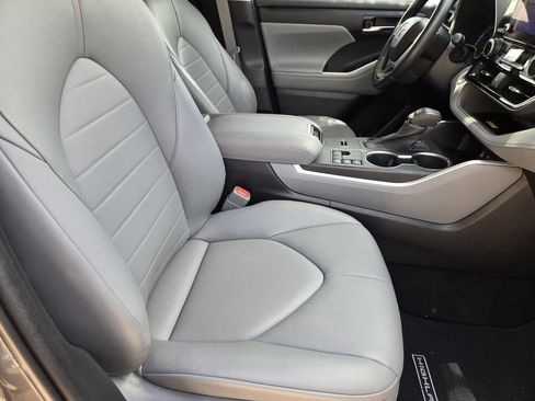Used 2023 Toyota Highlander XLE AWD/4WD image 9