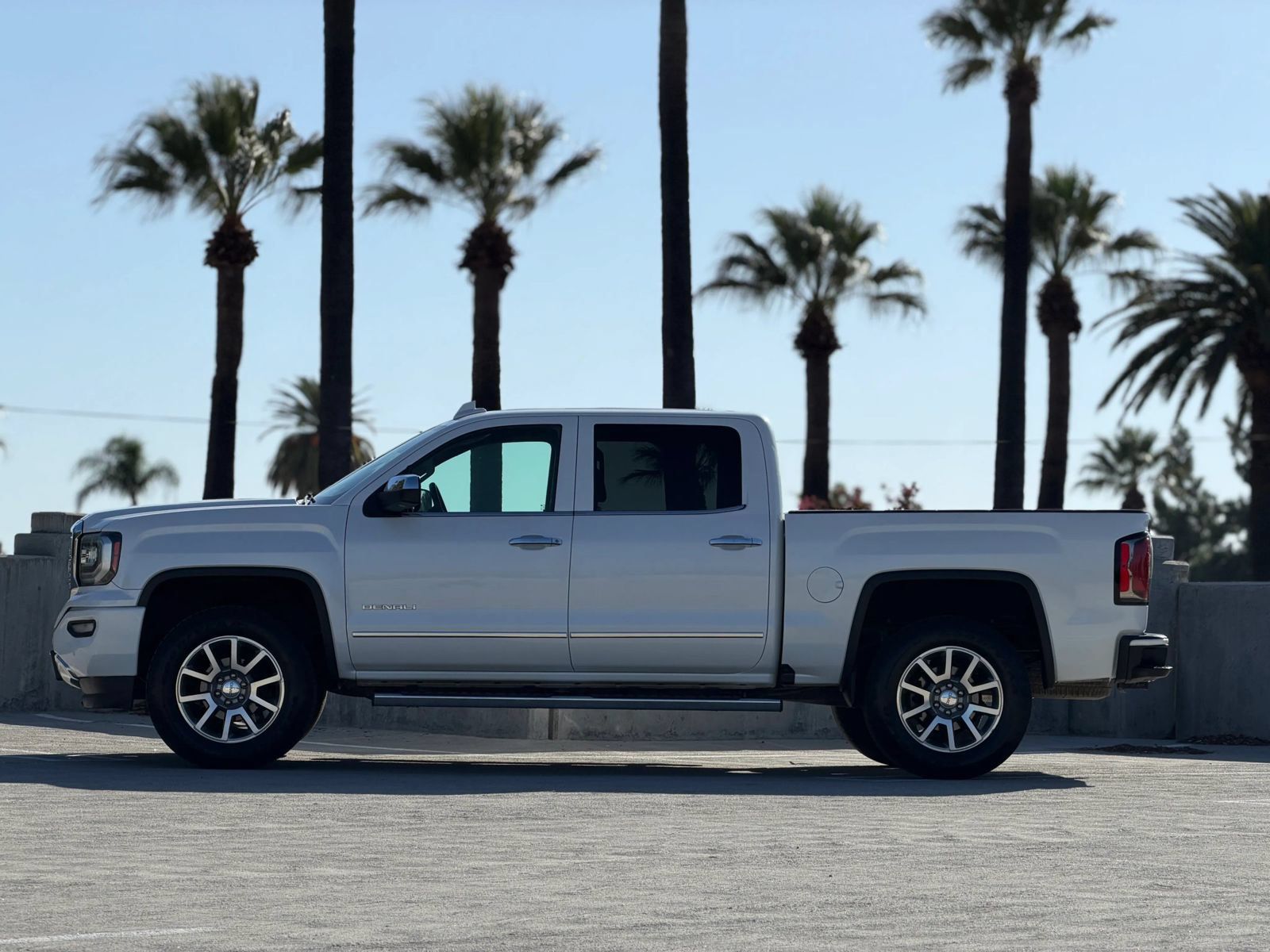 Used 2017 GMC Sierra 1500 Denali AWD/4WD image 2