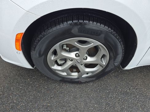 Used 2024 Chrysler Pacifica Limited image 12