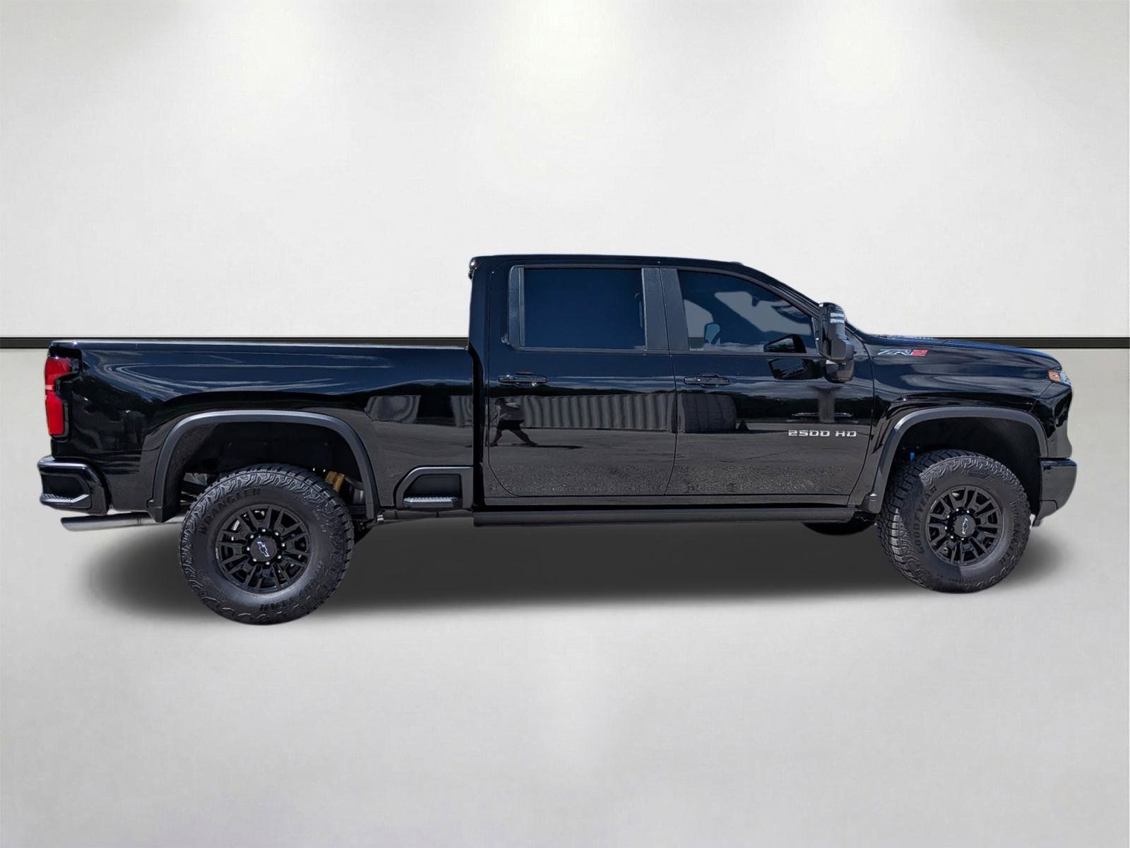 Used 2025 Chevrolet Silverado 2500 ZR2 w/ Technology Package AWD/4WD image 3