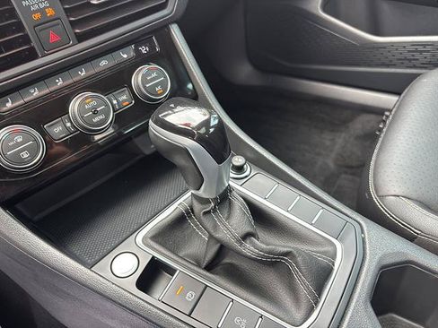 Used 2023 Volkswagen Jetta SE w/ Panoramic Sunroof Package FWD image 25