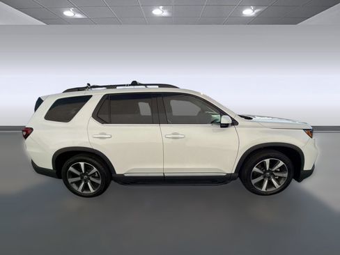 Used 2025 Honda Pilot Touring image 8